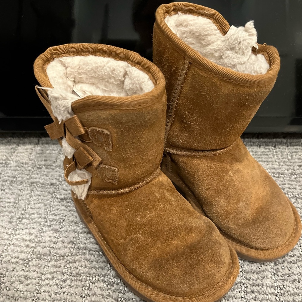 Size 9 toddler girl uggs koolaburra boots good used condition.